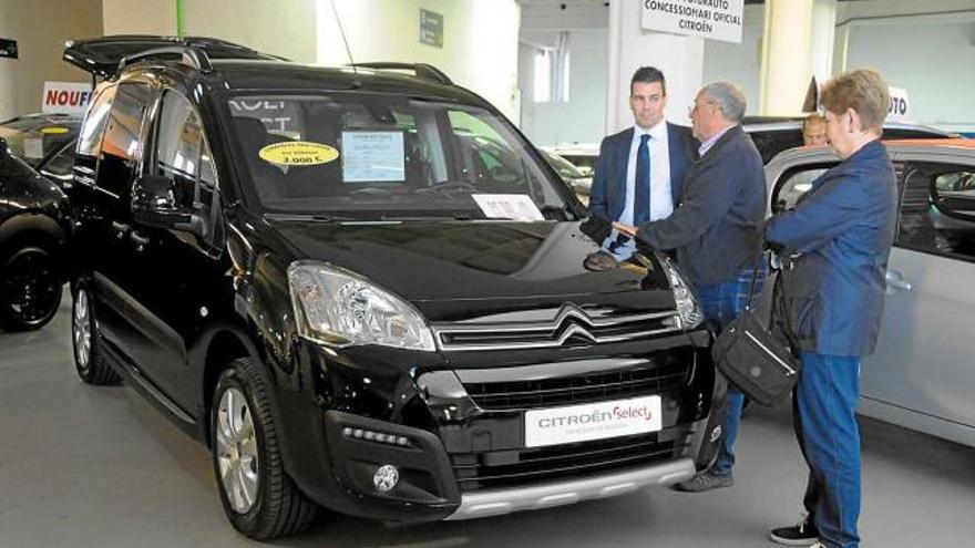 Visitants de la Fira del Vehicle d&#039;Ocasió de Manresa, en un dels concessionaris