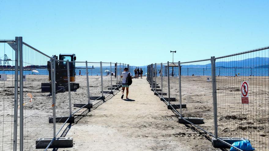 Una de las pasarelas habilitadas para acceder a la playa por la que no cabe una ambulancia.