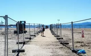 La obra para retirar el cadillo valla toda la playa de Vilagarcía y deja cuatro accesos a los bañistas