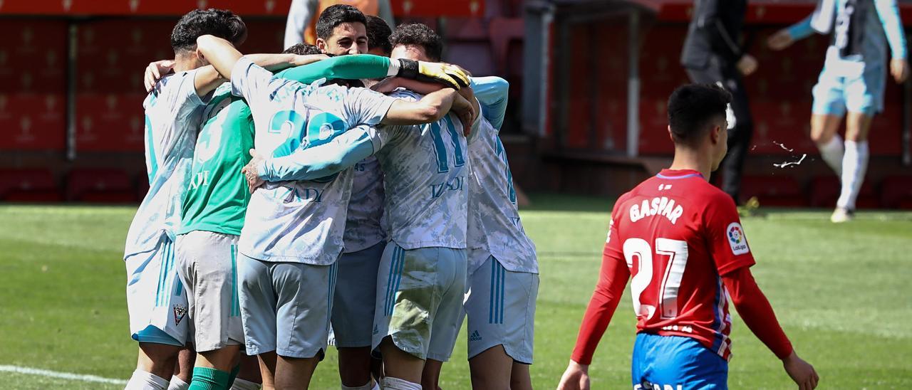 Los jugadores del Mirandés celebran el triunfo en El Molinón