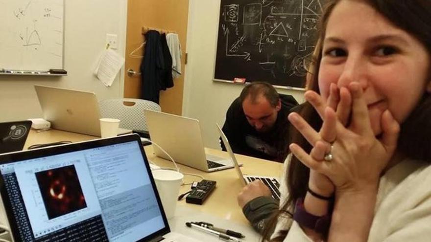 Katie Bouman, la joven genio que ideó la primera imagen de un agujero negro