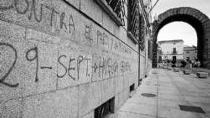 Aparecen pintadas sobre la huelga en los monumentos