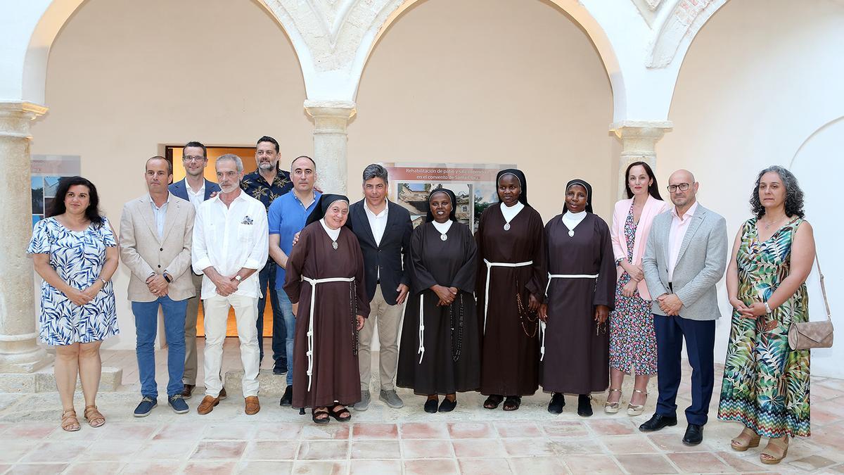 Foto de familia de autoridades y religiosas en el convento de Santa Clara de Monitlla.