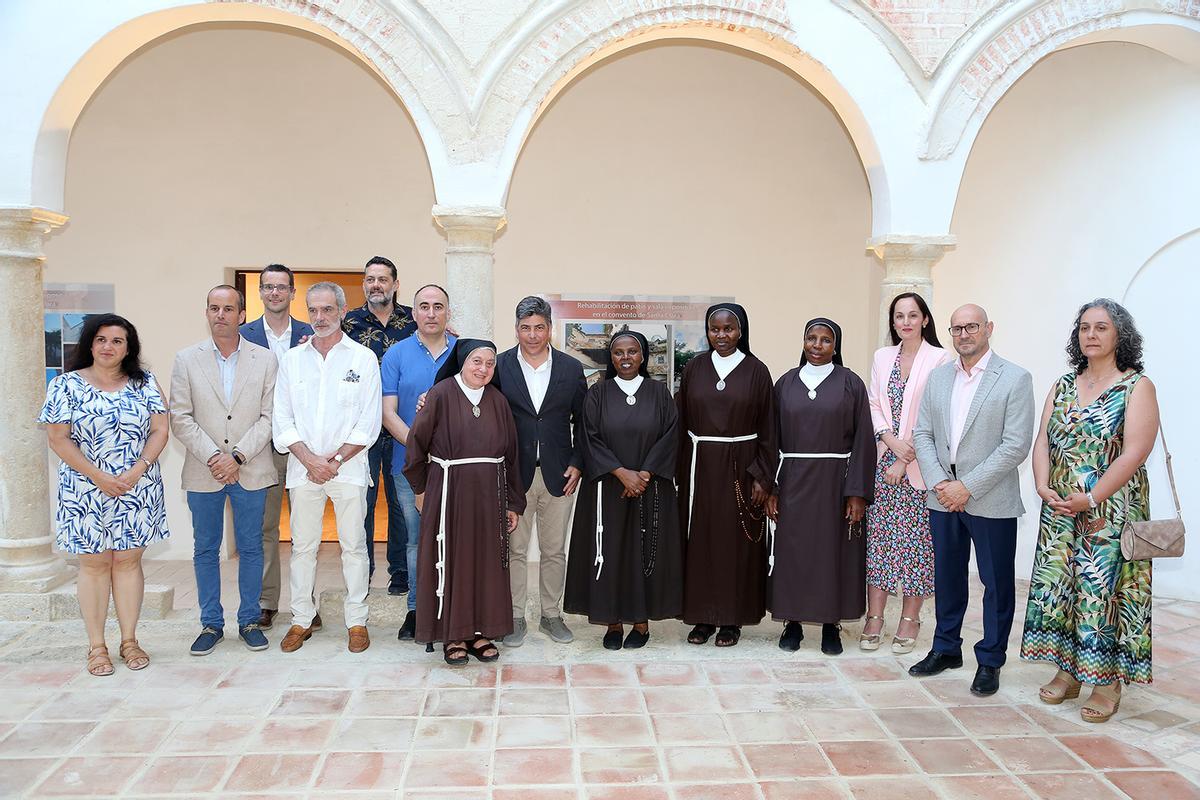 Foto de familia de autoridades y religiosas en el convento de Santa Clara de Monitlla.