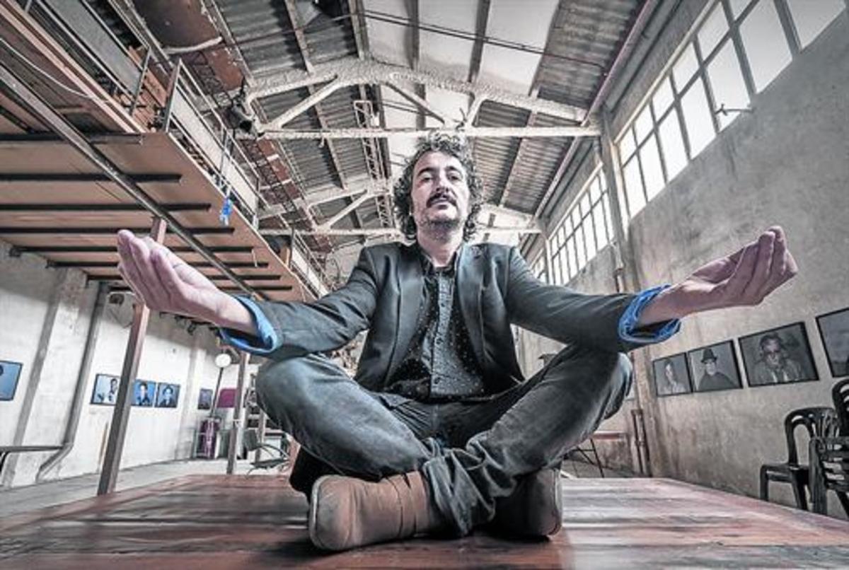 L’actor Josep M. Riera, a la Nau Bostik, antic espai fabril de la Sagrera, en transformació a càrrec de Basiana. L’actor Josep M. Riera, a la Nau Bostik, antic espai fabril de la Sagrera, en transformació a càrrec de Basiana.