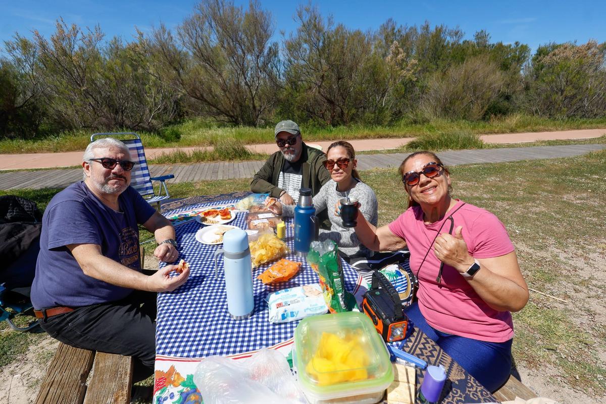 Cometas y comidas familiares en las playas del sur de València