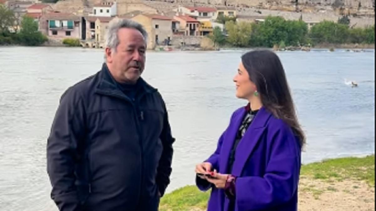Politóloga e influencer zamorana entregando carta al alcalde Francisco Guarido