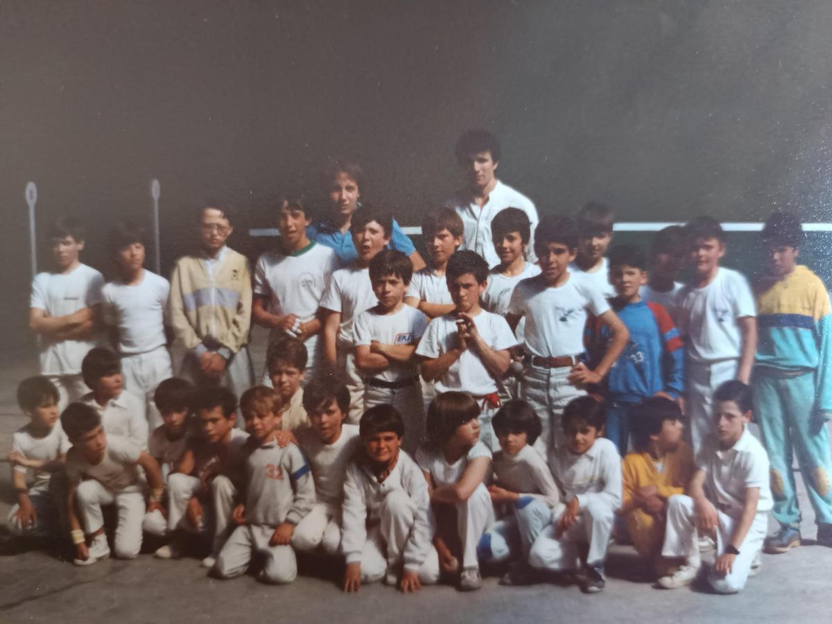 La Escuela de Pelota de Cangas, hace 40 años.