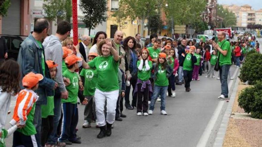 Cadena humana para reivindicar la unificación del colegio.