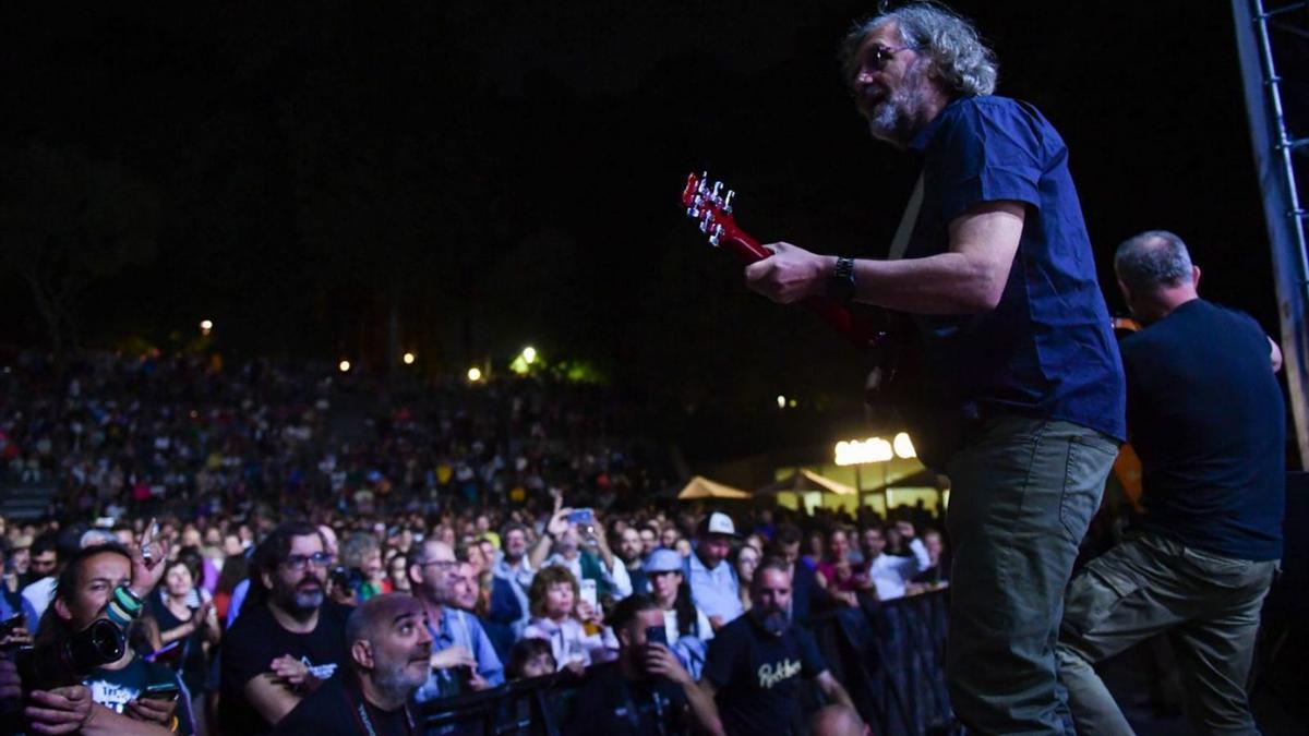 Emir Kusturica y su banda, durante el concierto en Santa Margarita.   | // CARLOS PARDELLAS