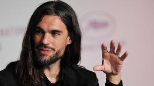 El director gallego Oliver Laxe , nacido en París de padres emigrantes, tras recibir el Premio del Jurado por su película “ Sirat ”, ex-aequo con la alemana ‘Sound of Falling”. Imagen tomada en mayo en Cannes (Francia),