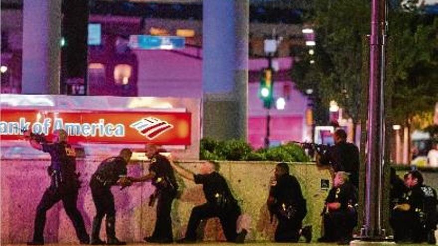 La policia de Dallas respon després dels trets contra una manifestació al centre de Dallas.
