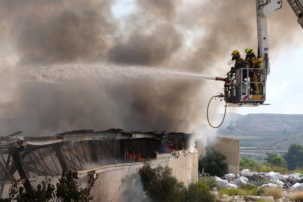 Arde una nave industrial en Aspe