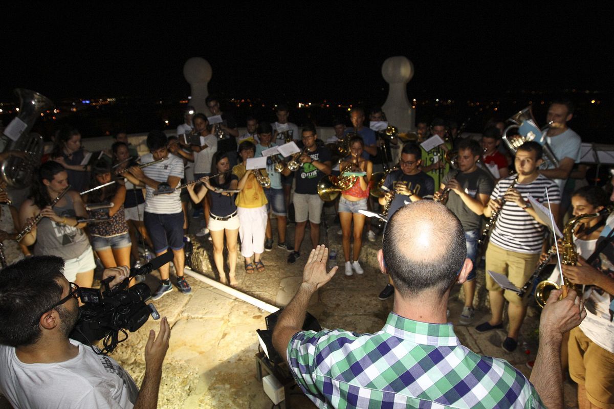 El concierto de la banda La Lira es todo un clásico en la celebración de la antevigilia de Sant Jaume desde lo alto del campanario de la iglesia arciprestal de Vila-real.