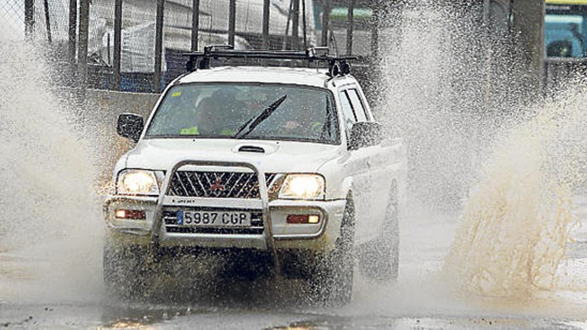 Un coche pasa por un charco, foto de archivo.