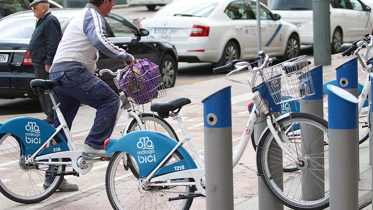 Un usuario se dispone a montar en una bicicleta municipal en la capital.