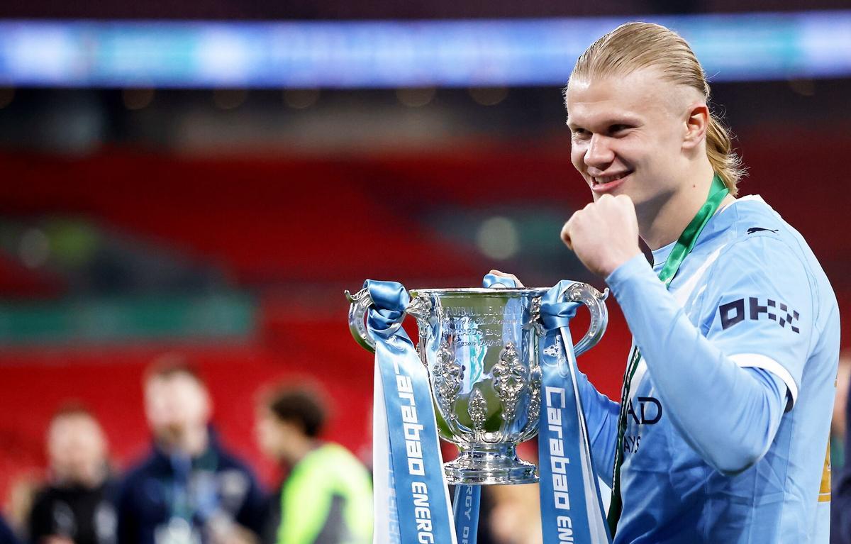 Erling Haaland posa con el trofeo de la Carabao Cup