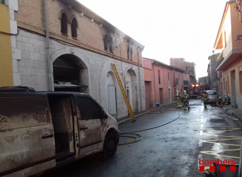 Incendi en una empresa d'embotits de Vilafant