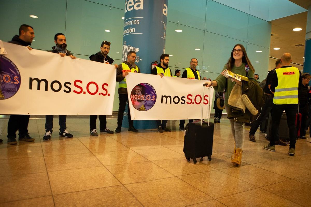 El movimiento MosS.O.S. y sindicatos reparten folletos a pasajeros del Aeropuerto de Barcelona