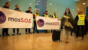 El movimiento MosS.O.S. y sindicatos reparten folletos a pasajeros del Aeropuerto de Barcelona