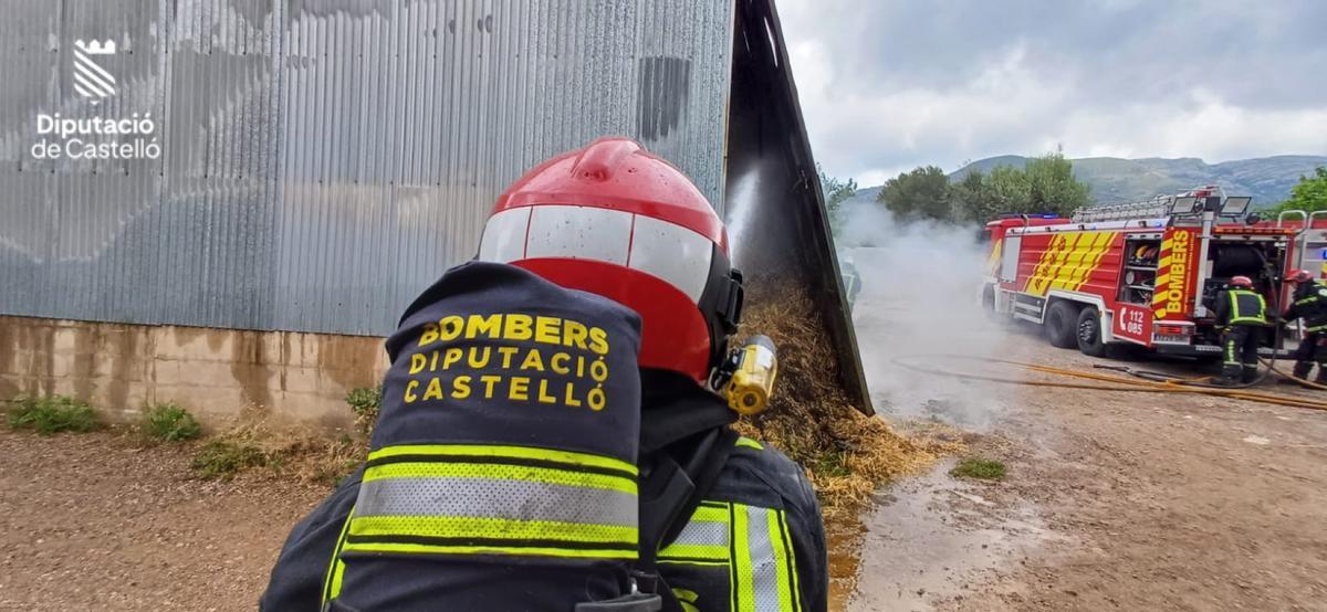 Imagen de los bomberos durante las labores de extinción.