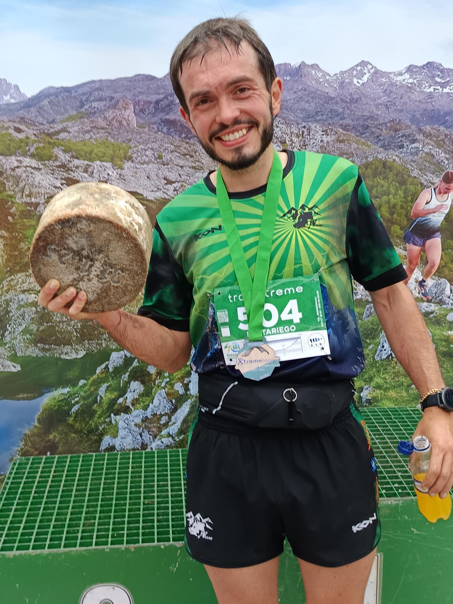 Daniel Ramon Galan ganador de la Xtreme Trail con el queso gamoneu que se lleva tras portarlo desde Seg�encu hasta la meta en Cangas (002).jpg