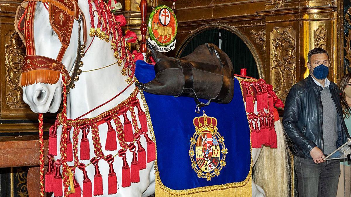 El alcalde de Caravaca, José Francisco García, junto al Caballo Histórico. | E.S.