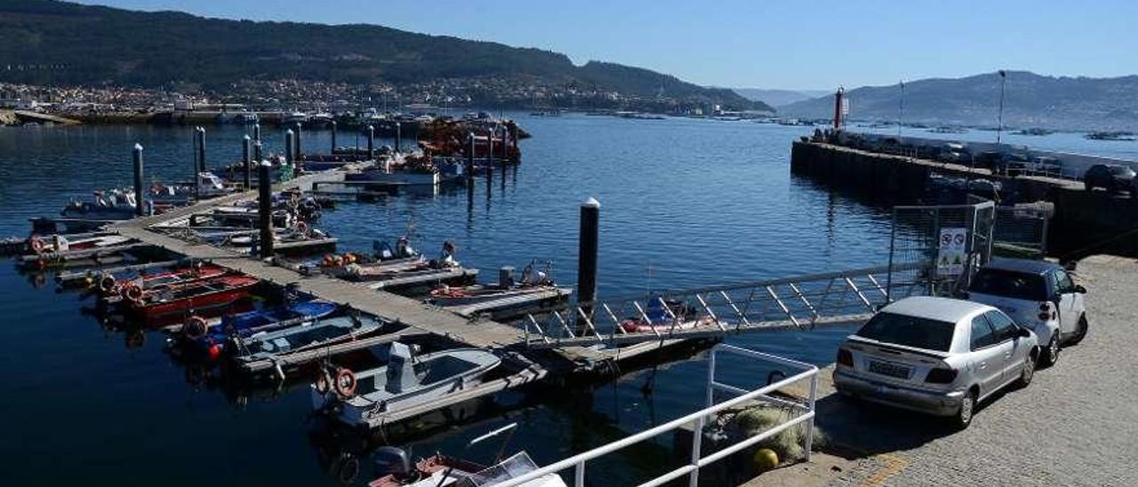 El muelle de A Mosqueira visto desde el rompeolas de O Con. // Gonzalo Núñez