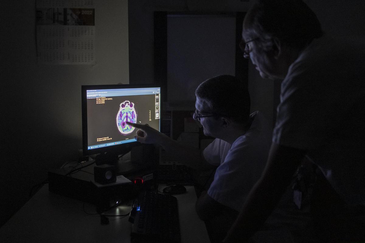 Dos investigadores analizan la resonancia magnética de un cerebro, en una imagen de archivo.