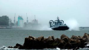 Un buque aerodeslizador navegando como parte de los ejercicios Zapad 2025, que tienen lugar en Bielorrusia.