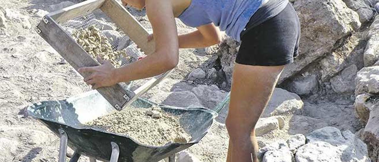 Una arqueóloga, durante una campaña de excavación.