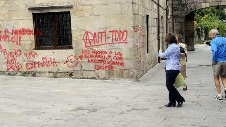 Los actos vandálicos afean el conjunto histórico desde julio. // N. Parga