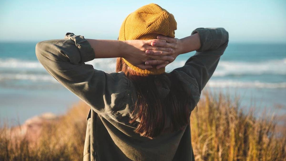 Una chica se estira frente al mar