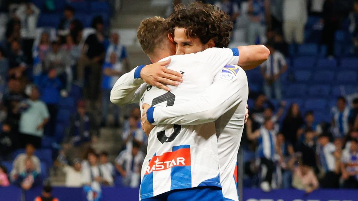 Sergi Gómez y Cabrera se abrazan tras el gol del triunfo.