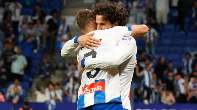 Sergi Gómez y Cabrera se abrazan tras el gol del triunfo.