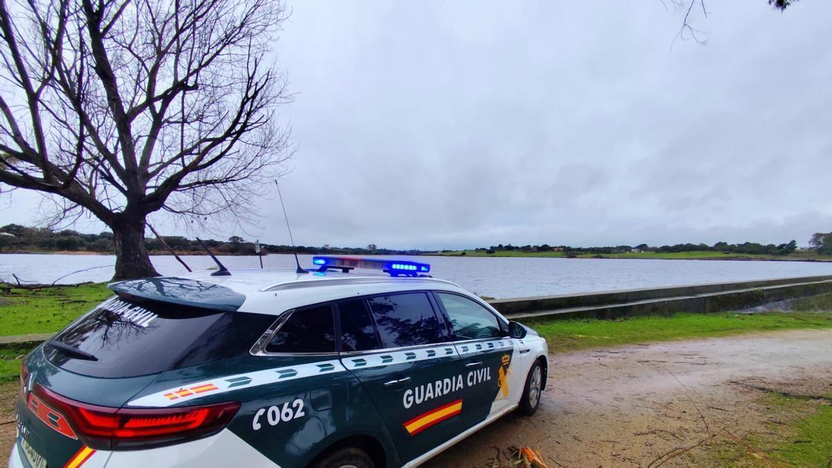 La Guardia Civil vigila el pantano viejo de Casar de Cáceres.