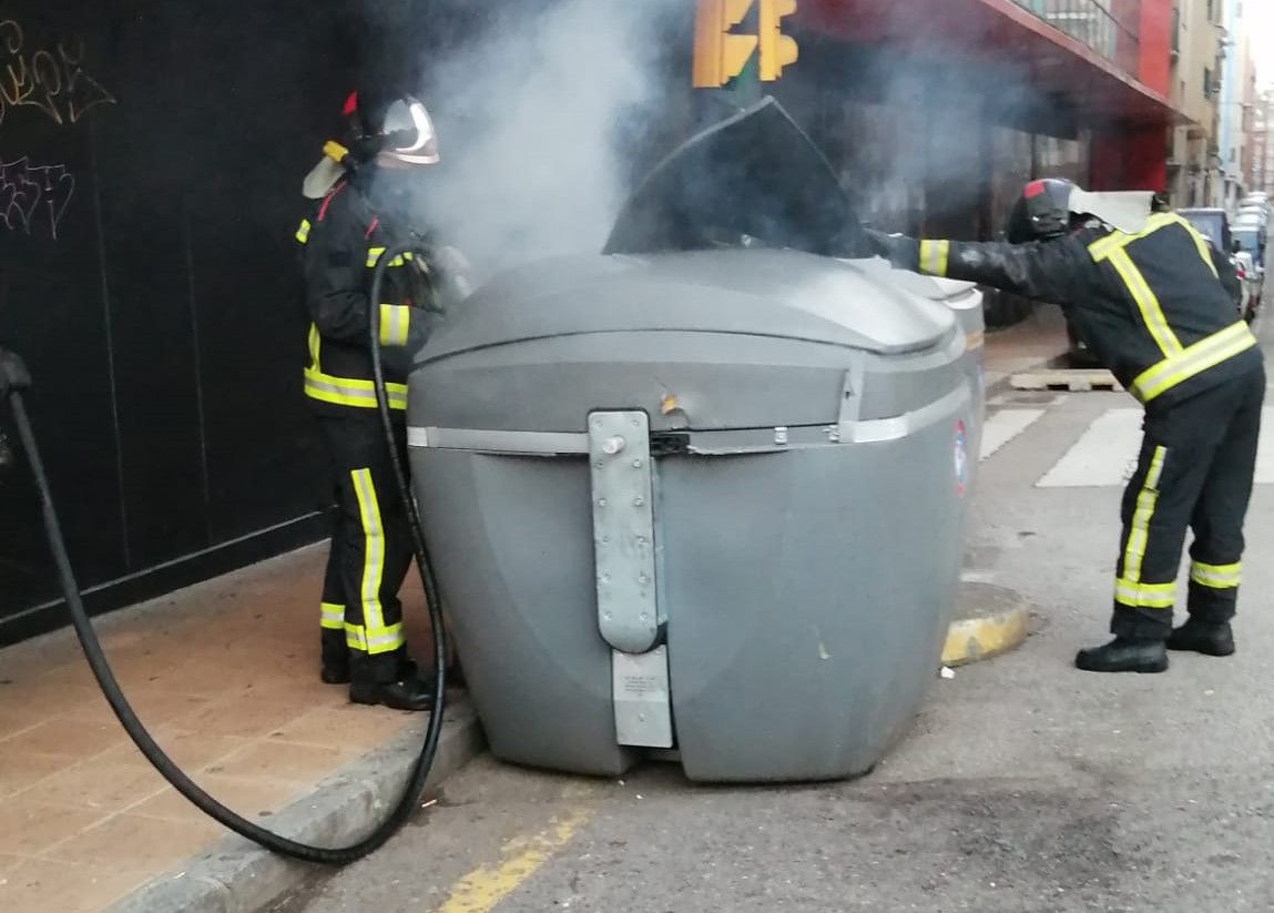 Intervención de bomberos por dos incendios en furgonetas