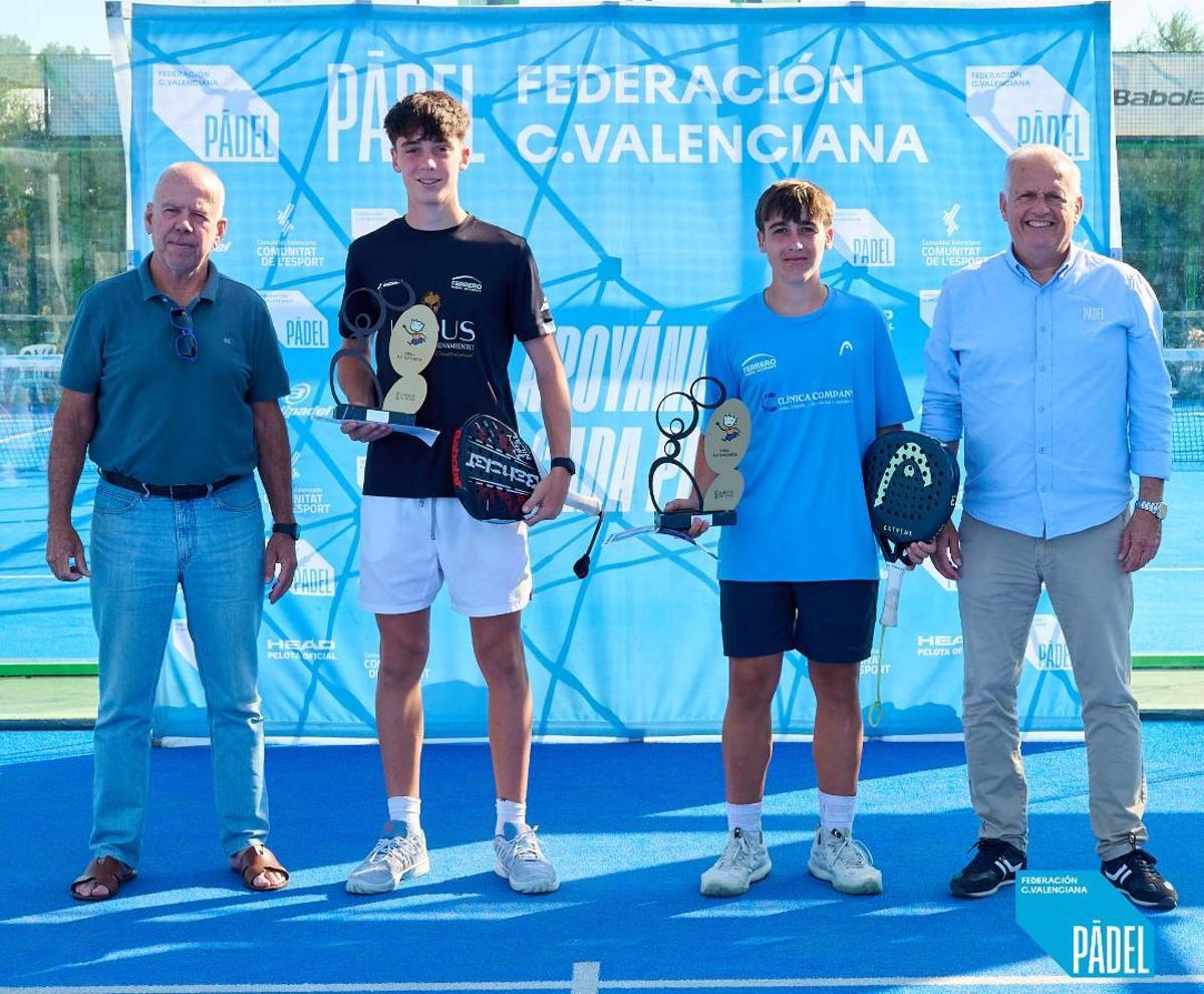 Asier Mas, junto a su pareja en el torneo, con el título de campeón.