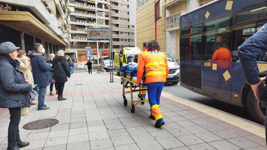 Trasladan en ambulancia a una madre que iba con un carrito de bebé en el autobús y se cayó al suelo
