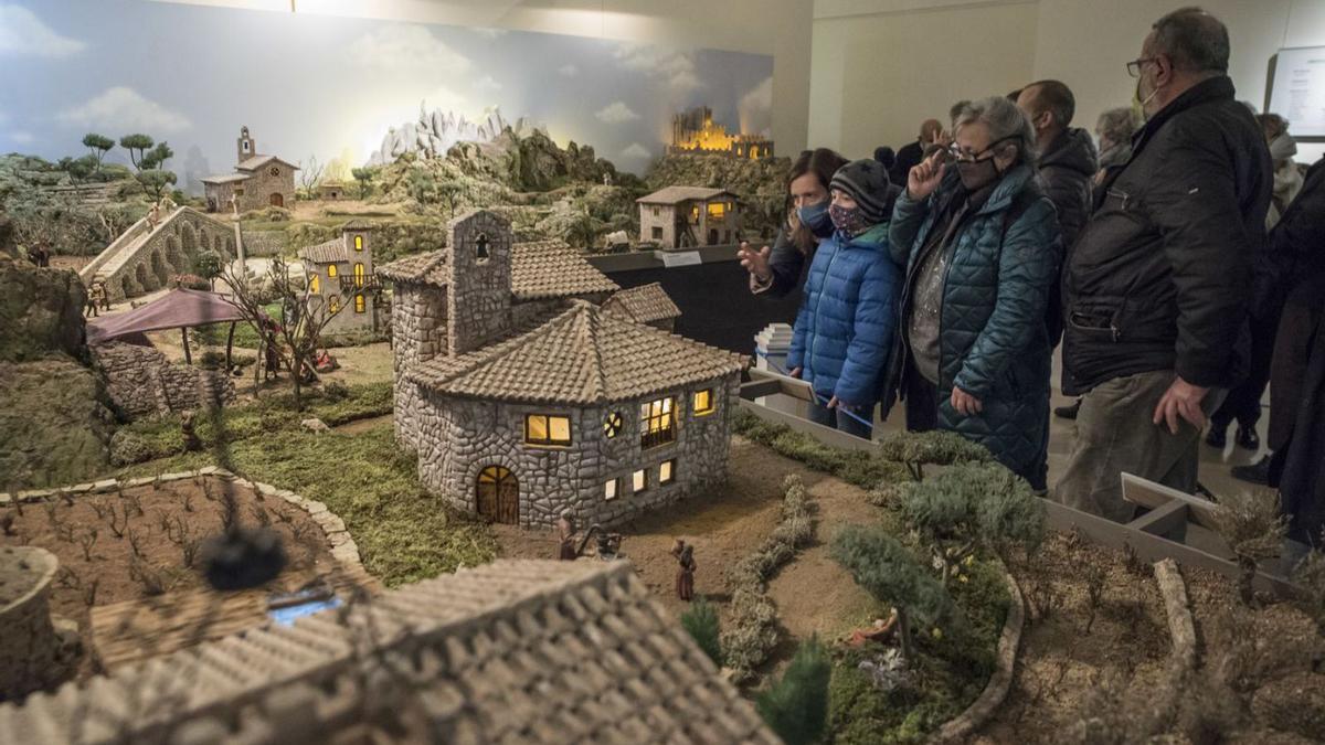 Primeres visites del pessebre monumental, ahir durant la inauguració  | OSCAR BAYONA