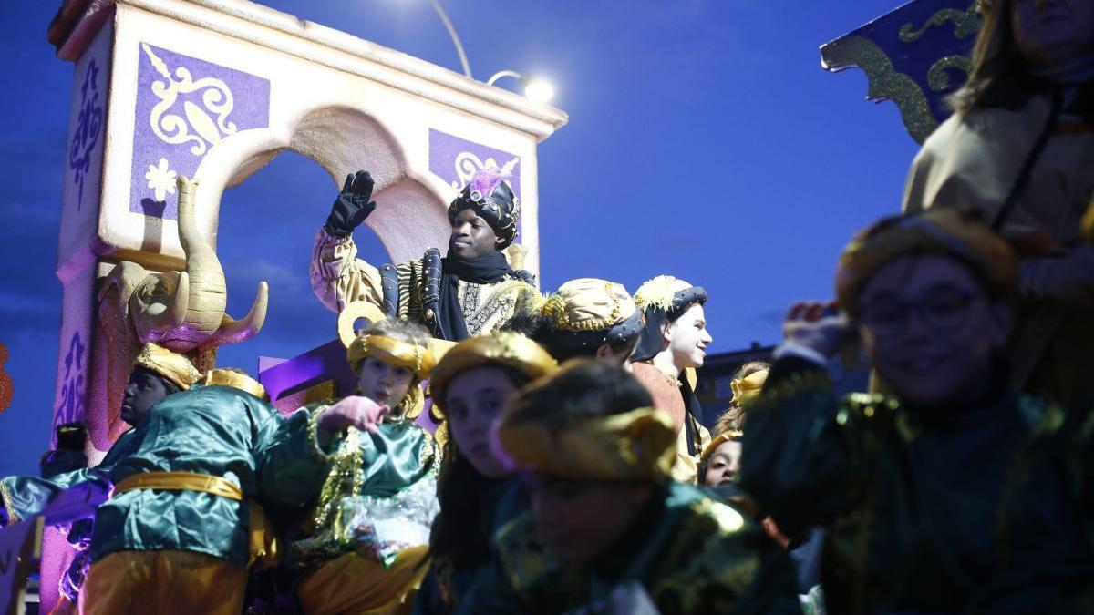 El rey Baltasar saluda a los niños cacereños.