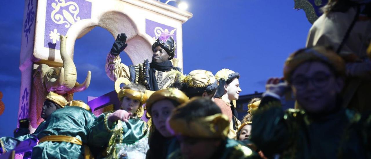 Vídeo | Así se desarrolló la grandiosa cabalgata de Reyes Magos por las calles de Cáceres