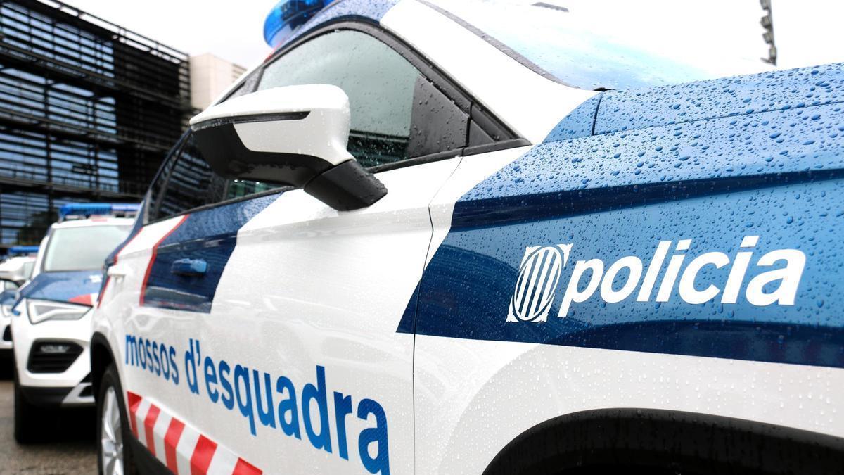 Pla de detall del lateral d'un dels nous vehicles dels Mossos d'Esquadra presentats al Complex Egara, el dia 11 de novembre de 2021