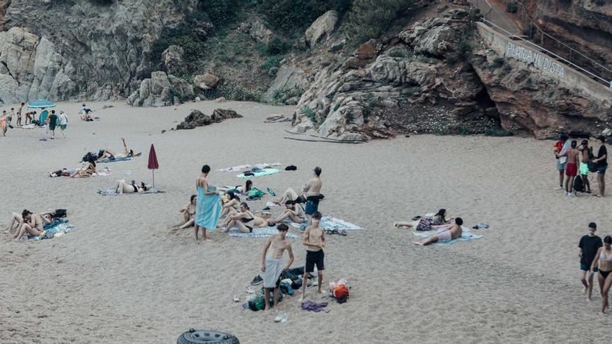 Catalunya es queda sense platges nudistes