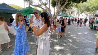 Pedro Sánchez y su mujer visitan el mercado de Haría en compañía de Jesús Calleja