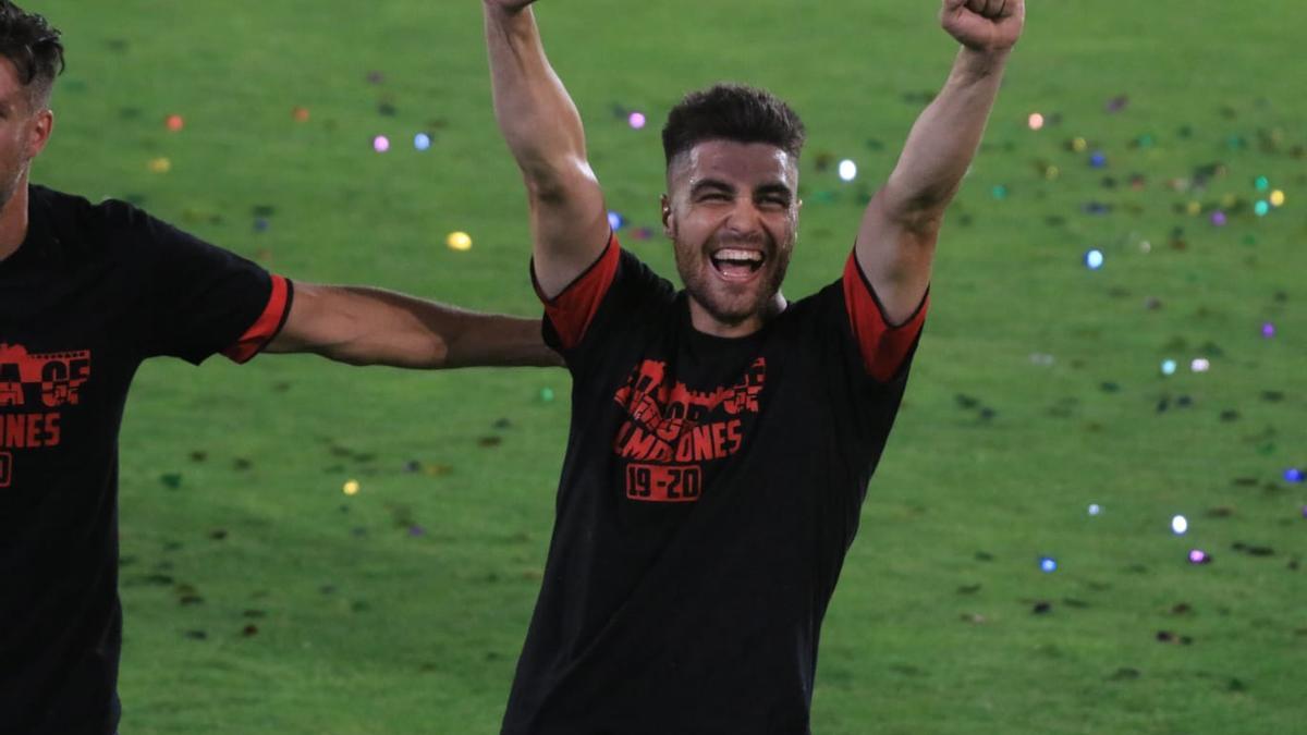 Juanan celebra el ascenso con el Zamora ante la Segoviana.