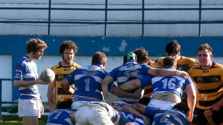 Los jugadores del Belenos, preparando una melé el año pasado.