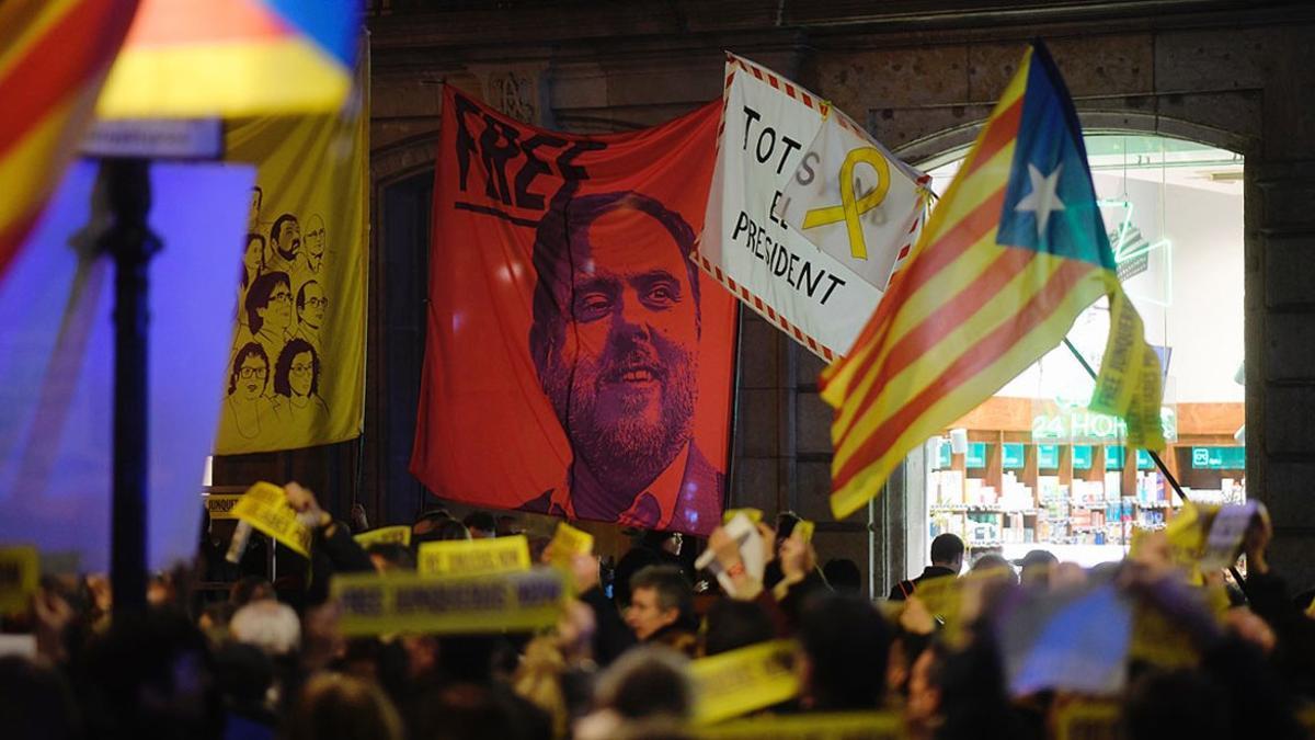 Concentración ante la sede de la UE en Barcelona para celebrar el fallo de la justicia europea sobre Oriol Junqueras, el jueves