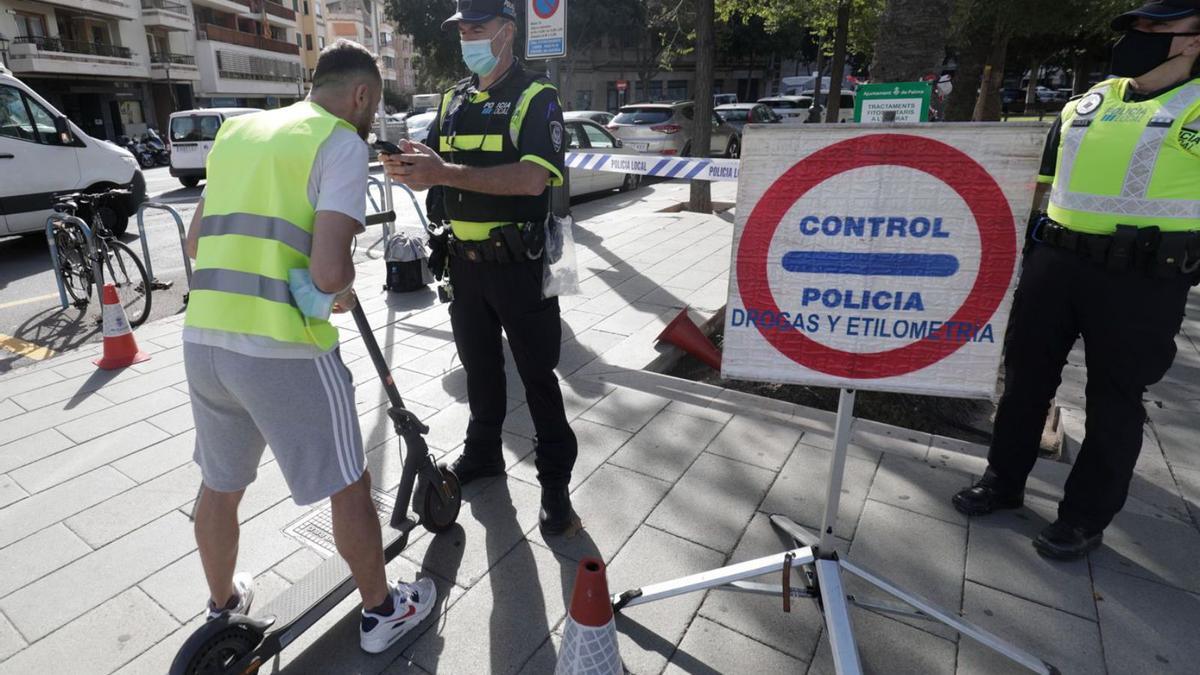 Control de alcoholemia a usuarios de patinete en el Paseo Mallorca de Palma.