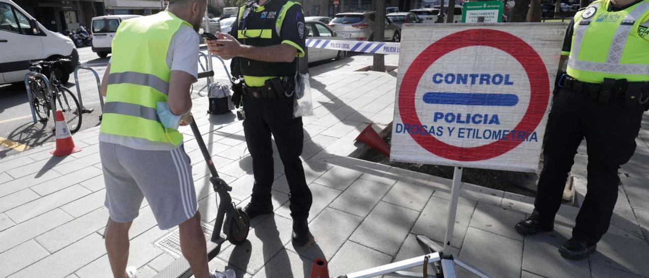 Control de alcoholemia a usuarios de patinete en el Paseo Mallorca de Palma.